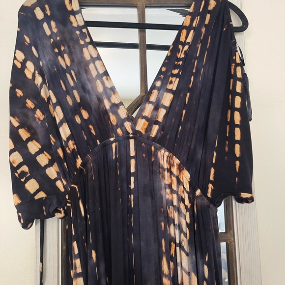 LOVESTITCH TIE DYED MAXI DRESS WITH COLD SHOULDER. SIZE LARGE - Picture 4 of 4